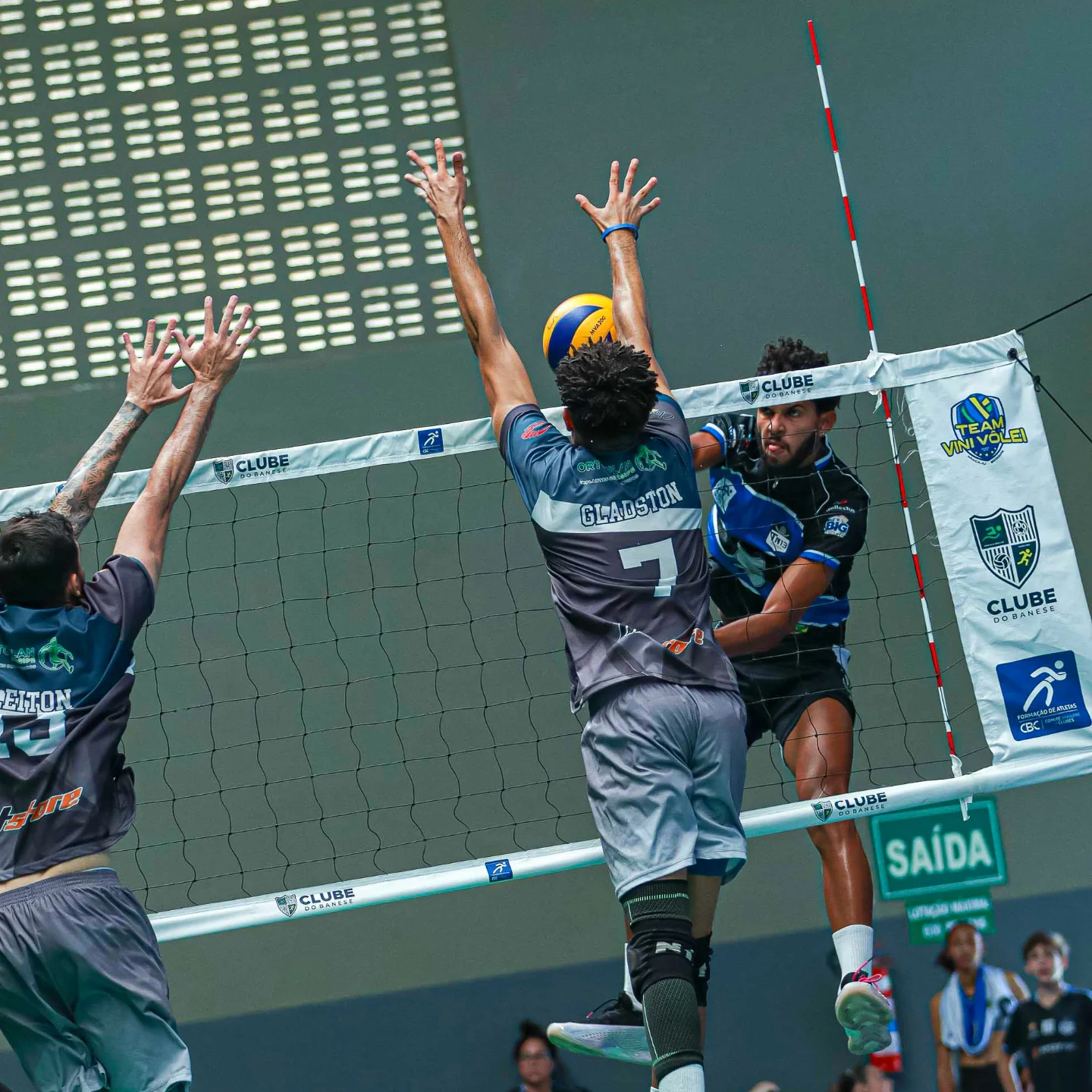 Bola em cima da rede num duelo entre bloqueio e ataque