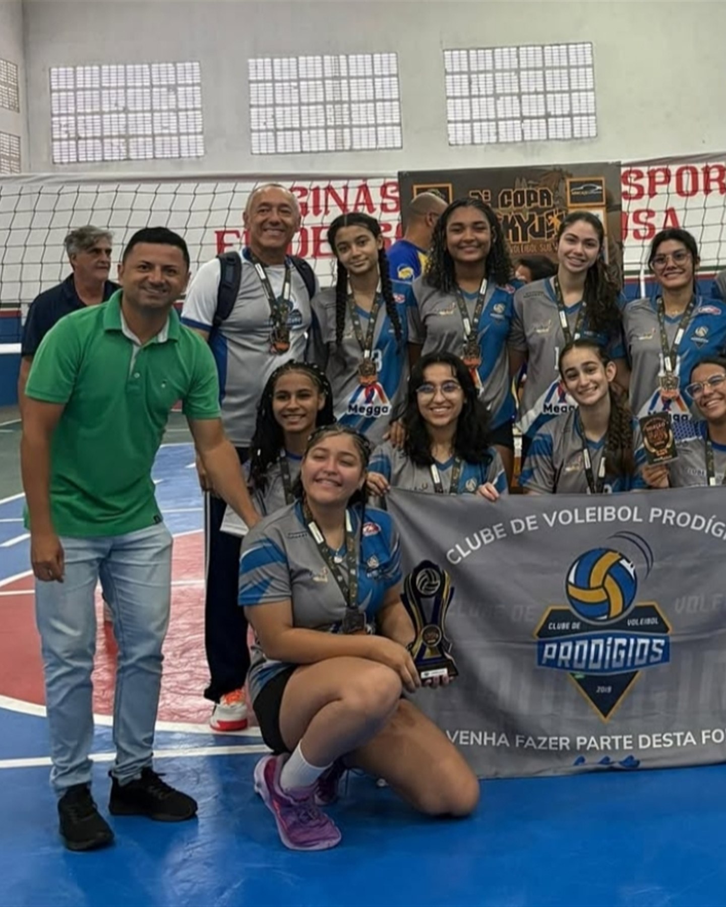 Equipe feminina do Prodígios com o troféu da Copa Haikyuu