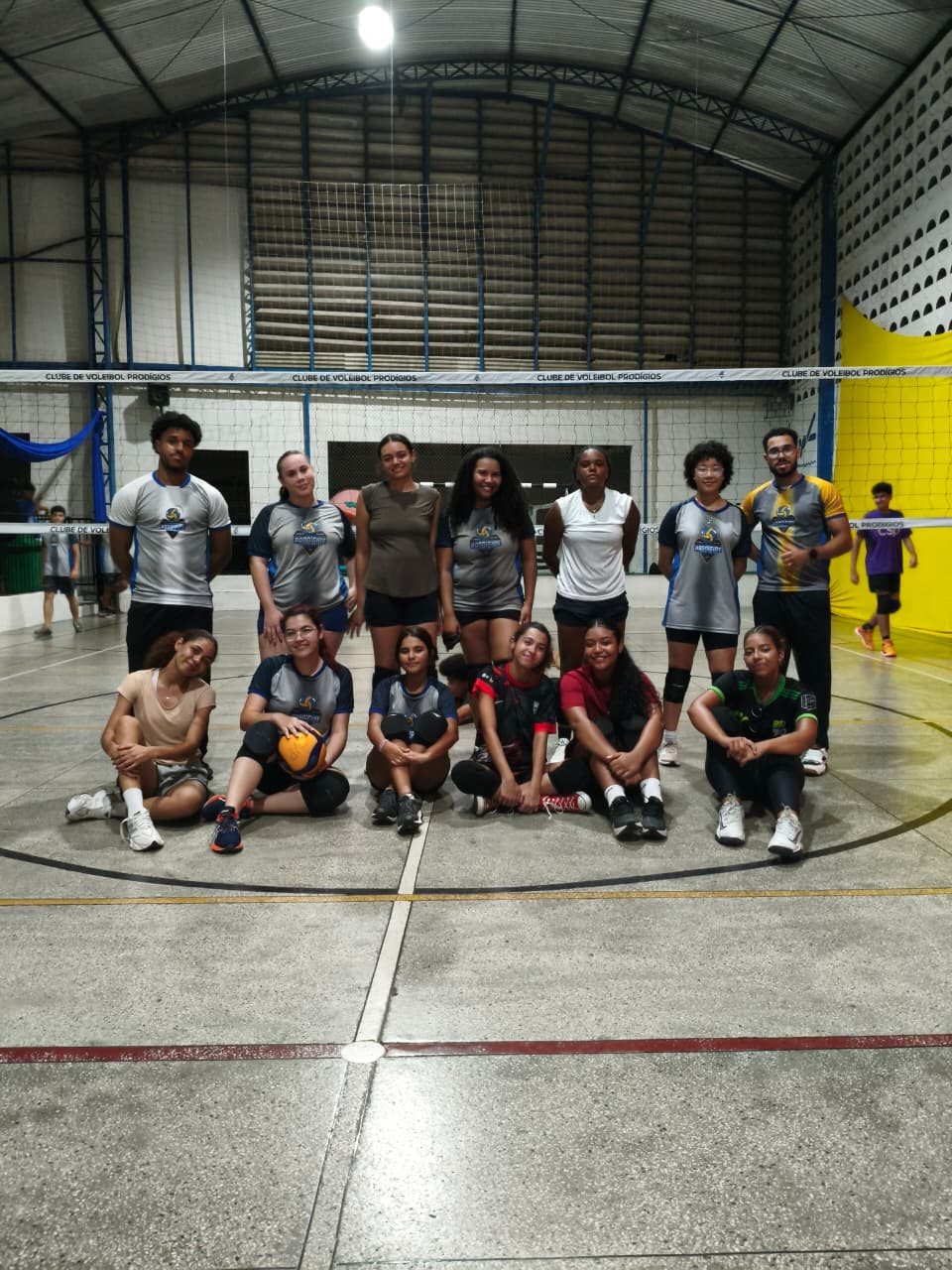 Grupo de atletas do Prodígios reunido em quadra