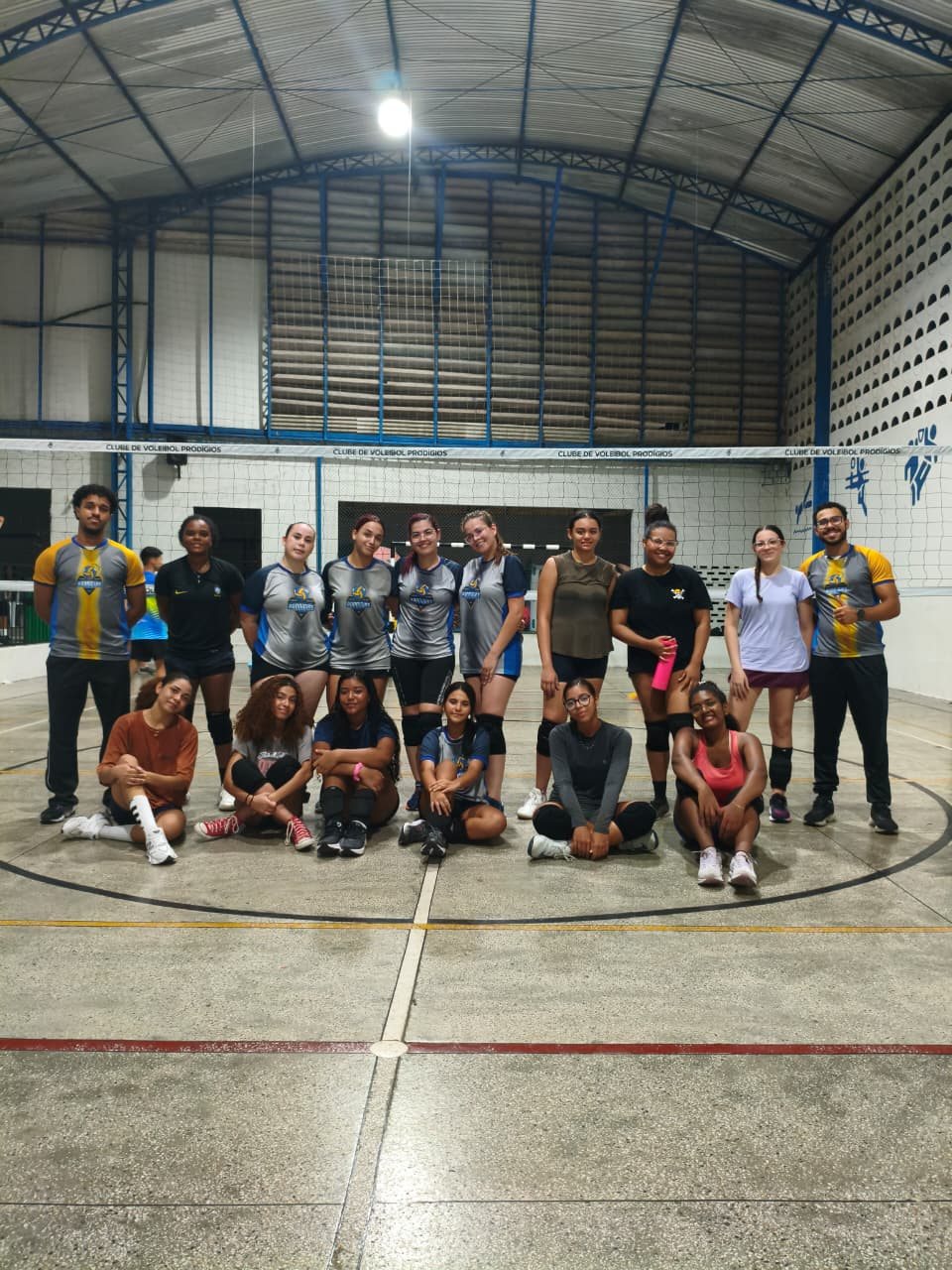 Grupo de atletas do Prodígios reunido em quadra
