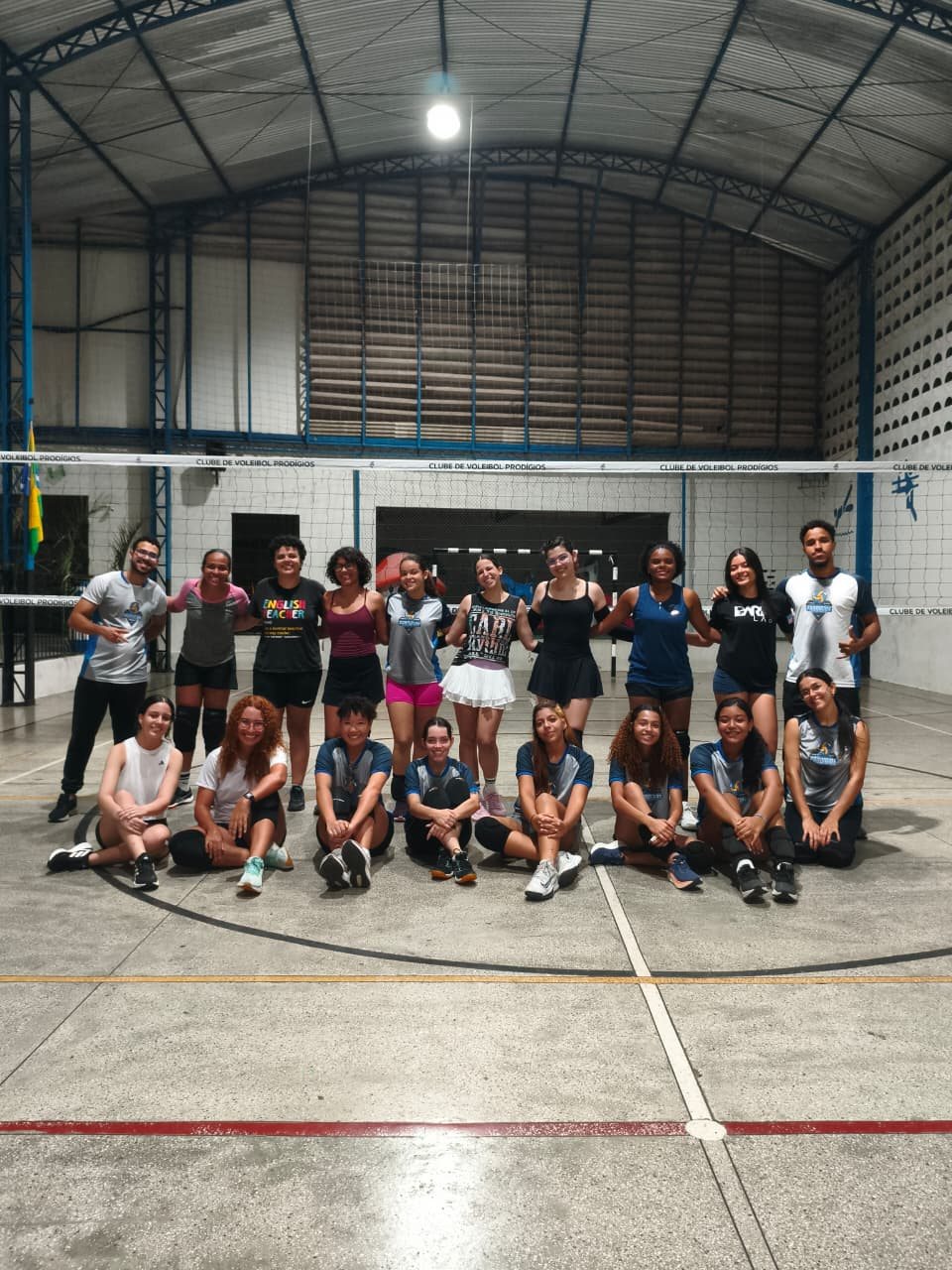 Grupo de atletas do Prodígios reunido em quadra