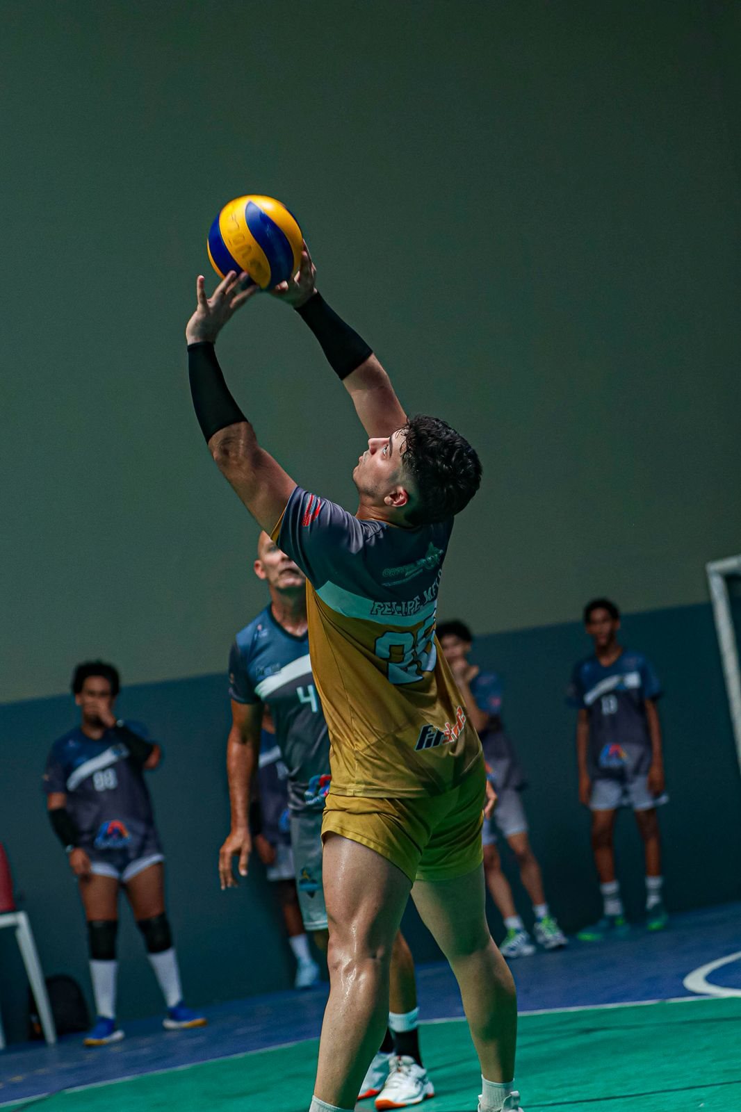 Jogador do Prodígios levantando a bola no salto