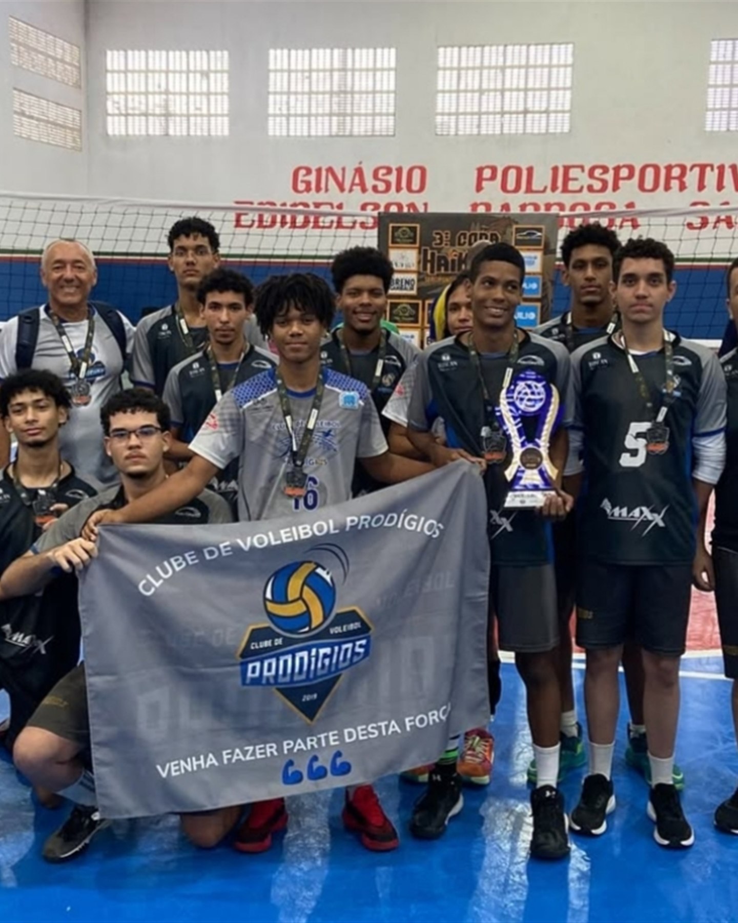 Equipe masculina do Prodígios com o troféu da 3ª Copa Haikyuu