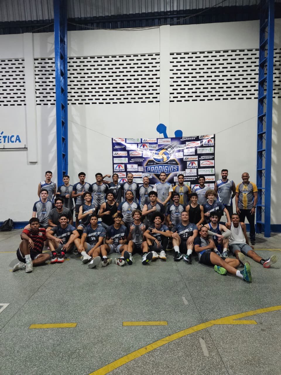 Equipe masculina do Prodígios reunida em frente ao mural do clube