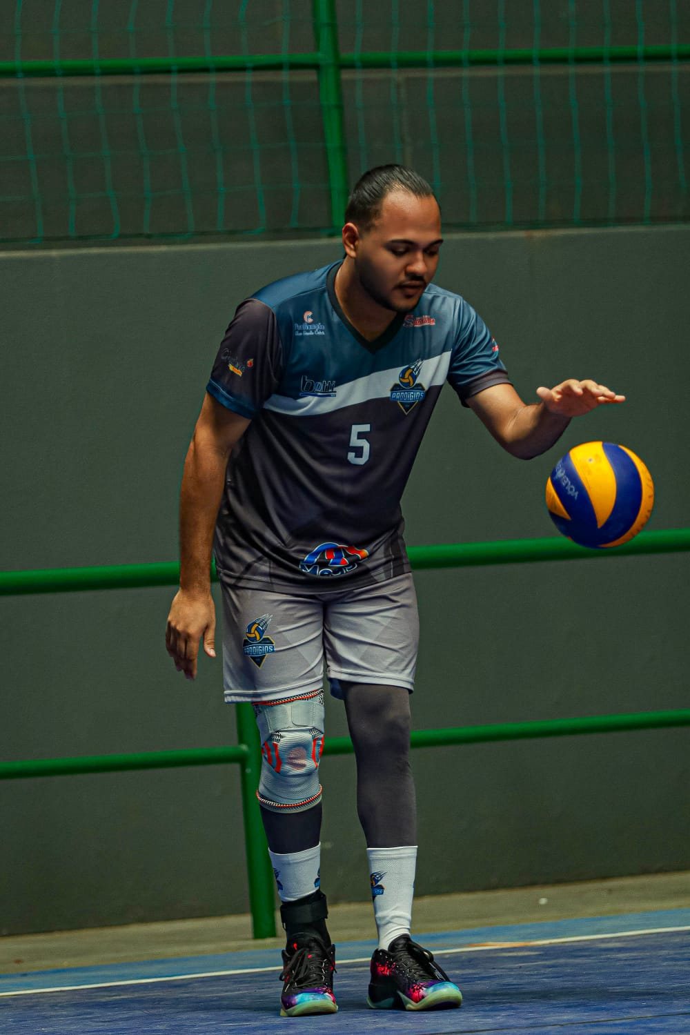 Jogador do Prodígios se preparando pra sacar, com a bola na mão
