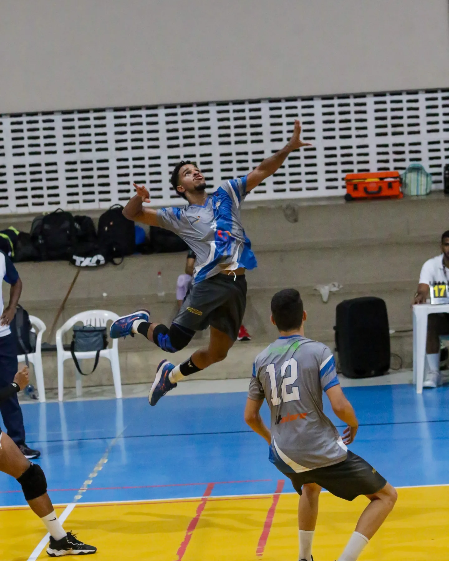 Jogador do Prodígios suspenso no ar durante um saque com salto