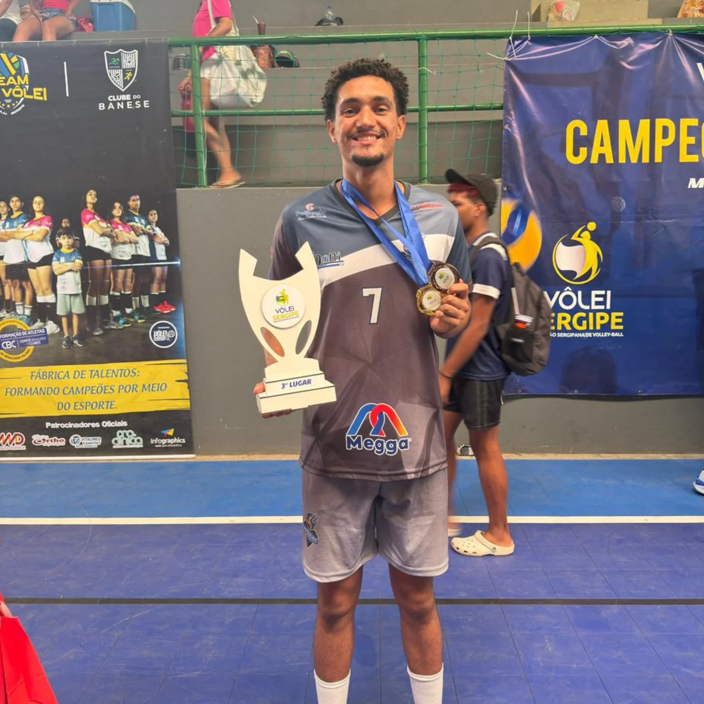 Atleta do Prodígios com o troféu do Vôlei Sergipe e duas medalhas na mão