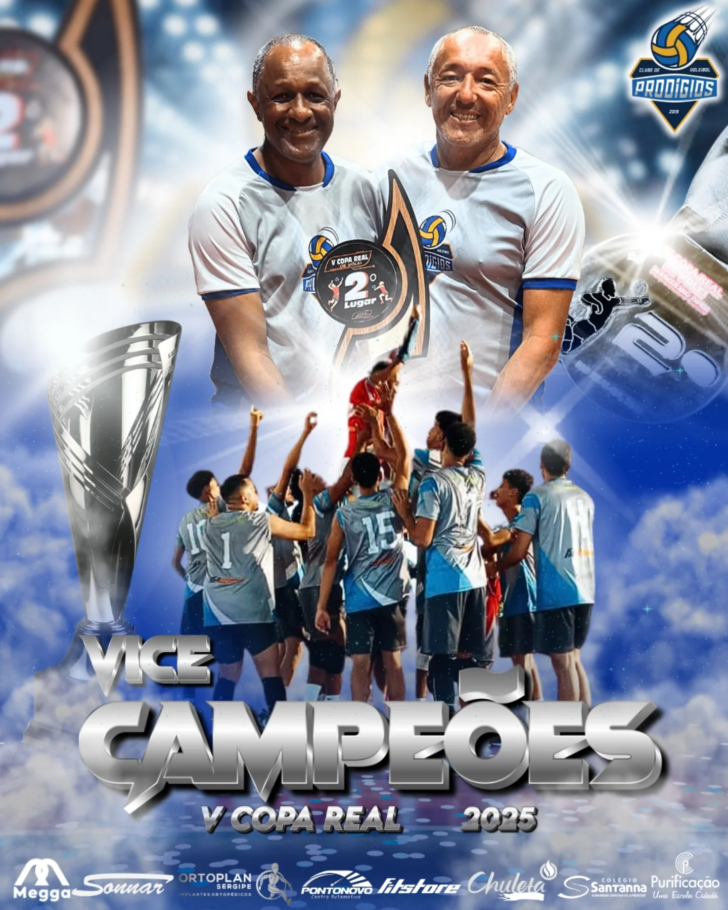 Arte de divulgação do Clube de Voleibol Prodígios: dois membros da comissão técnica com a medalha de vice-campeão, e o time comemorando ao fundo, na V Copa Real de Vôlei 2025